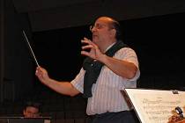 Roberto Montenergro diriguje Filharmonii Pardubice.