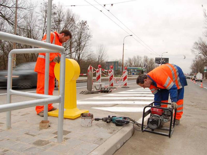 Instalace dopravního značení na novém přechodu na Hradecké