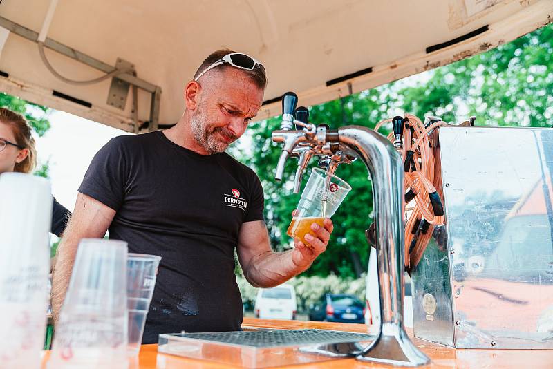 Na pardubický Food Truck Fest se sjely desítky majitelů trucků, kteří si připravili rozmanité nabídky plné tradičního místního jídla i pochutin ze světa.