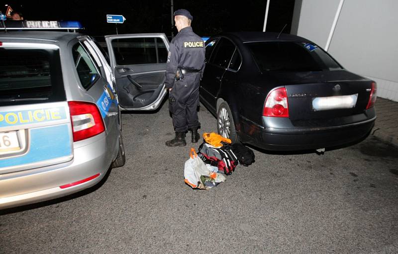 Zadržený passat ukrýval vše potřebné k ukradení automobilů - včetně rušiček vyhledávacích zařízení.