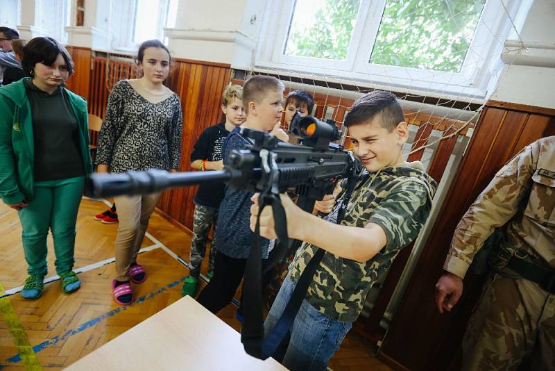 Vojáci 14. pluku logistické podpory vyrazili za školáky do Dolní Rovně a Rosic u Chrudimi. 