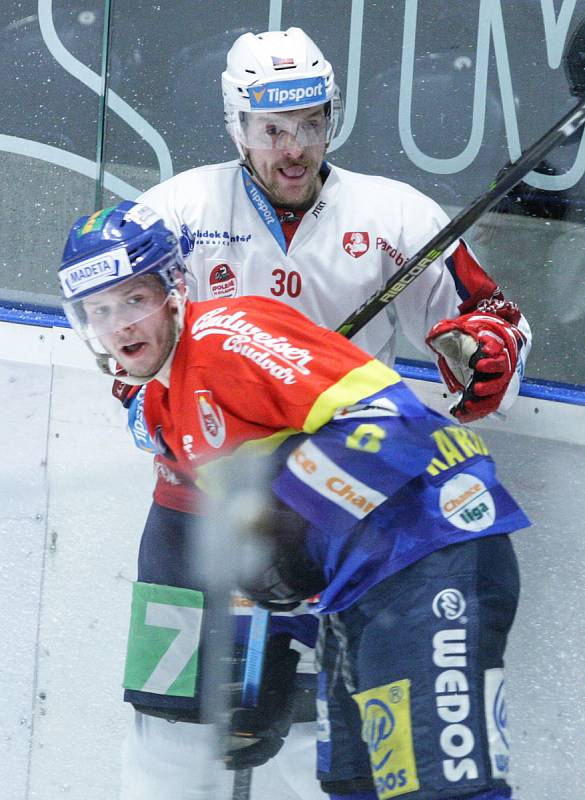 Hokejové utkání 1. kola Baráže o udržení Tipsport extraligy v ledním hokeji mezi HC Dynamo Pardubice (bílém) a ČEZ Motor České Budějovice  (v modročerveném) v pardudubické ČSOB pojišťovna ARENA.