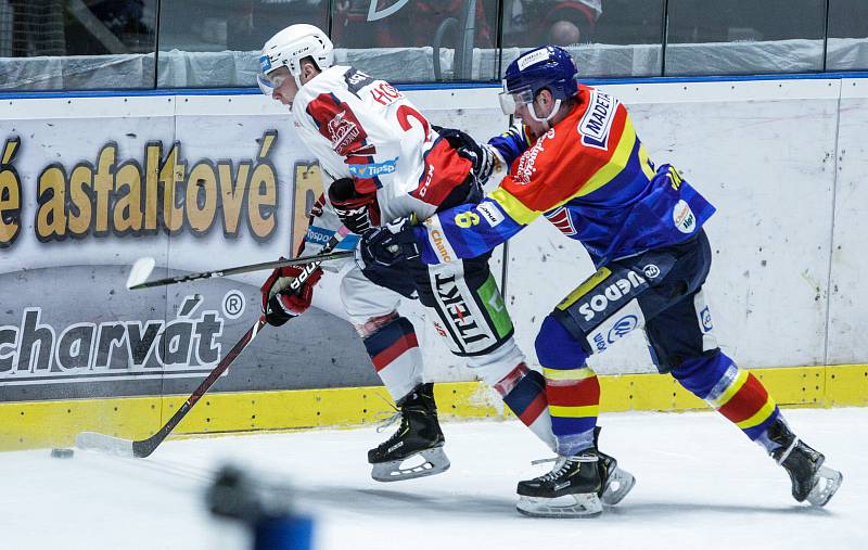 Hokejové utkání 1. kola Baráže o udržení Tipsport extraligy v ledním hokeji mezi HC Dynamo Pardubice (bílém) a ČEZ Motor České Budějovice  (v modročerveném) v pardudubické ČSOB pojišťovna ARENA.