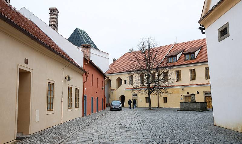 Historické budovy na pardubickém Příhrádku jsou dokončené. Stavbaři při rekonstrukci objevili mnoho překvapení – například jedno schodiště nebo velmi zachovalou černou kuchyni.