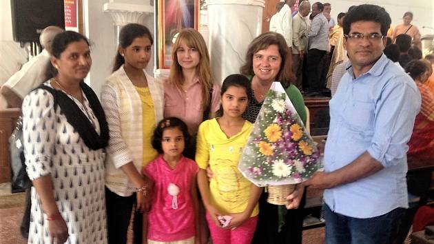 Rodina Joyce při setkání s Marií Hubálkovou a Zuzanou Cepkovou v Indii.