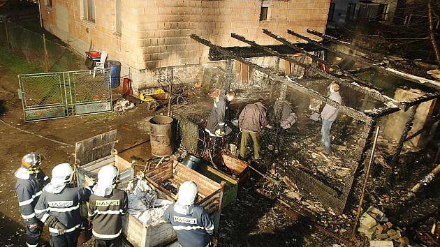 Tělo mrtvého muže nalezli hasiči v troskách kůlny