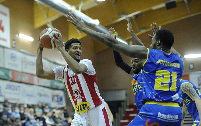 Pardubičtí basketbalisté doma padli s Ústím nad Labem (76:80).