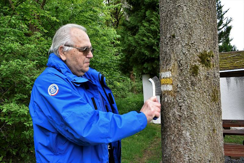 „Značky je potřeba co tři roky obnovit, aby se nám turisté neztráceli,“ říká předseda oblastního výboru KČT Pardubického kraje VLASTIMIL ŠKVÁRA.