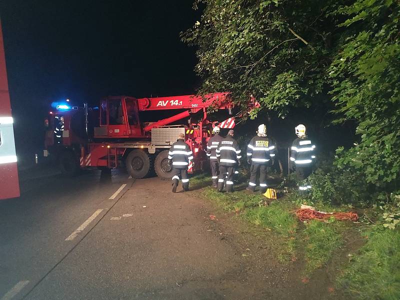 Hasiči museli motorovými pilami prořezat stromy a zdolávat prudký sráz. Natáhli lana, aby se potápěči mohli v místě pohybovat. Při samotném vyproštění vozu museli uzavřít komunikaci.