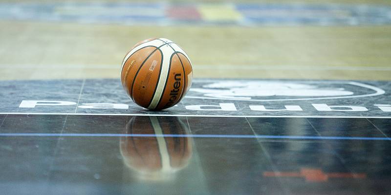 Basketbalové utkání Kooperativa NBL mezi BK JIP Pardubice (v červenobílém) a BK Opava v pardubické hale na Dašické.