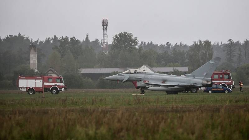 Britská stíhačka Eurofighter nezvládla v Pardubicích přistání. Pilot přejel dráhu letiště.