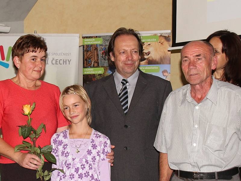 V soutěži Letní pecky, poznej všecky měl nejvíce štěstí Miloslav Lakomý z Luže s rodinou. Na snímku s krajským  radním Miroslavem Stejskalem (druhý zprava). 