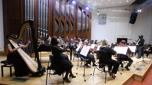 Komorní filharmonie nepřestává pracovat, ale kontakt s publikem už umělcům chybí.