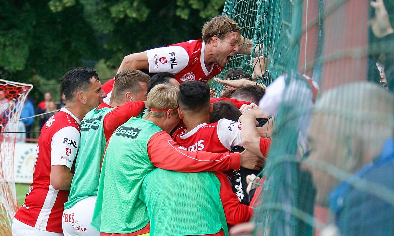 Utkání Fobalové národní ligy mezi FK Pardubice (ve červenobílém) a FC Slavoj Vyšehrad (v modrém) na hřišti pod Vinicí v Pardubicích.