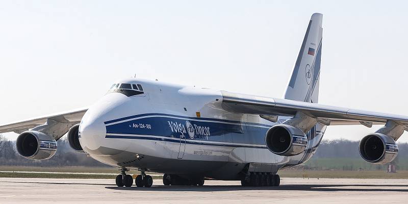 Na pardubickém letišti 1.4. přistál čtvrtý nákladní speciál Antonov An-124-100M Ruslan s dalším nákladem  zdravotnického materiálu a ochranných prostředků.