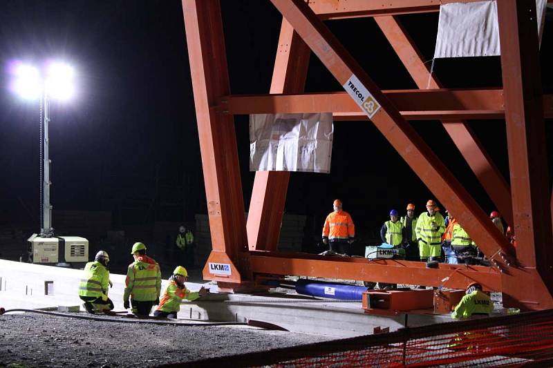 Otáčení 1. poloviny mostu přes železniční stanici Uhersko – v noci ze soboty na neděli 16. - 17.4. 2022