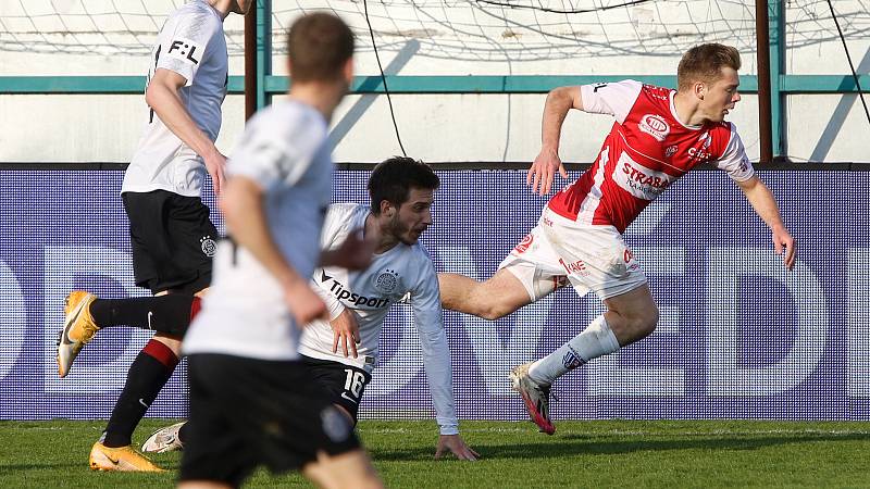 Fotbalové utkání Fortuna ligy mezi FK Pardubice (v červenobílém) a AC Sparta Praha ( v bíločerném) na Městském stadionu Ďolíček v Praze.