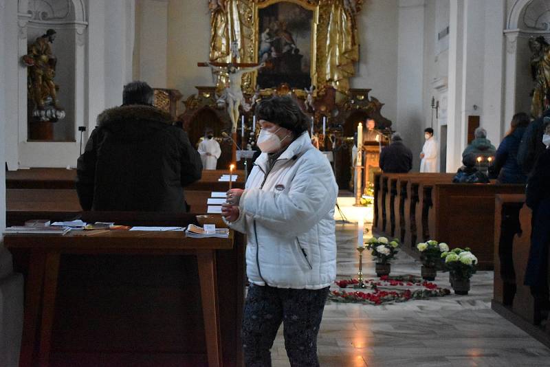 Dveře kostela svatého Martina v Holicích se v sobotu otevřely před sedmou hodinou večerní.