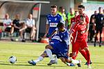 Utkání Fotbalové národní ligy mezi MFK Chrudim (v červeném) a FK Pardubice (v modrém) na fotbalovém stadionu v Chrudimi.