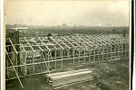 Výstavba válečné nemonice v Pardubicích v roce 1914/1915. V pozadí snímku jsou vidět komíny rafinerie Fanto (nynějsí Paramo)