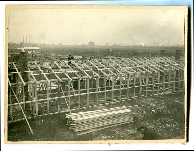 Výstavba válečné nemonice v Pardubicích v roce 1914/1915. V pozadí snímku jsou vidět komíny rafinerie Fanto (nynějsí Paramo)