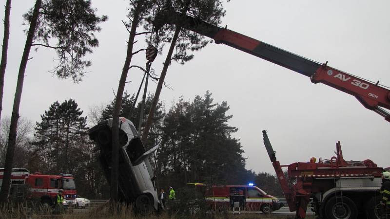 Těžká dopravní nehoda mezi Opatovicemi a Hradcem Králové. Ve vozidle cestovala matka s dítětem. 