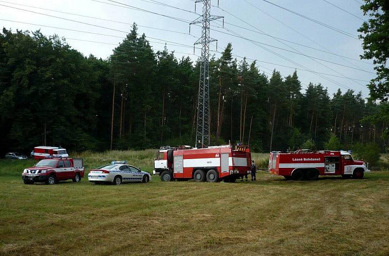 Pondělí odpoledne. Oheň znovu hořel i pod stožáry vysokého napětí mezi Rybitvím a Lázněmi Bohdančí