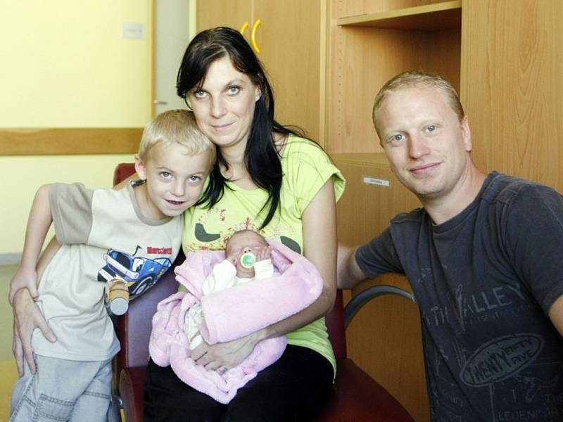 Gabriela Truhlářová se narodila 18. srpna v 19:47 hodin mamince Gabriele a tatínkovi Antonínovi. Měřila 43 centimetrů a vážila 2290 gramů. Domů do Jeníkovic si sestřičku odveze i Antonín (4). 