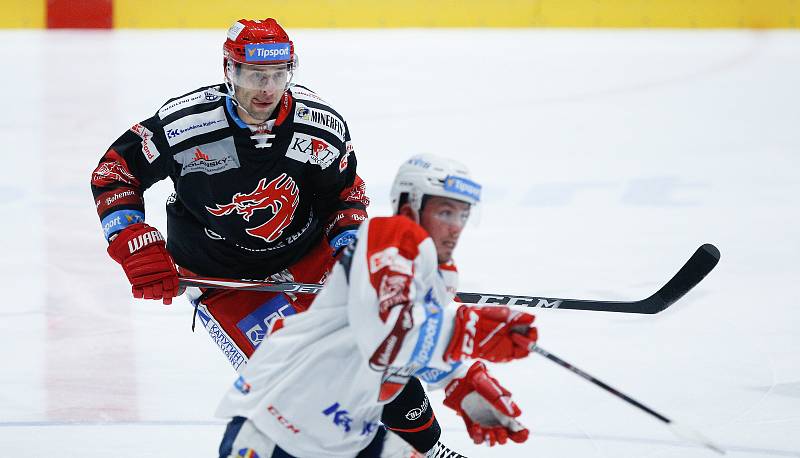 Hokejové utkání Tipsport extraligy v ledním hokeji mezi HC Dynamo Pardubice (v bíločerveném) a HC Oceláři Třinec.