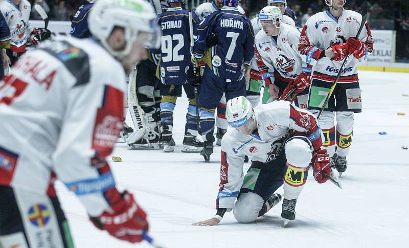 Hokejové utkání 12. kola Baráže o udržení Tipsport extraligy v ledním hokeji mezi HC Dynamo Pardubice (bílém) a HC Rytíři Kladno (v modrém) v pardudubické ČSOB pojišťovna ARENA