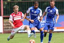 Utkání Fobalové národní ligy mezi FK Pardubice (ve červenobílém) a FC Sellier & Bellot Vlašim ( v modrobílém) na hřišti pod Vinicí v Pardubicích.