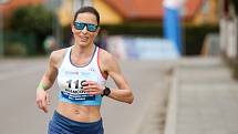 Mistrovství České republiky v půlmaratonu vyhráli Vít Pavlišta (číslo1) a Tereza Hrochová (číslo 11).