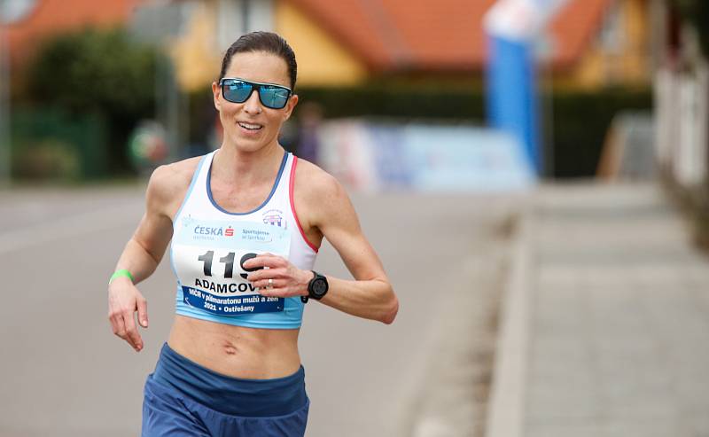 Mistrovství České republiky v půlmaratonu vyhráli Vít Pavlišta (číslo1) a Tereza Hrochová (číslo 11).