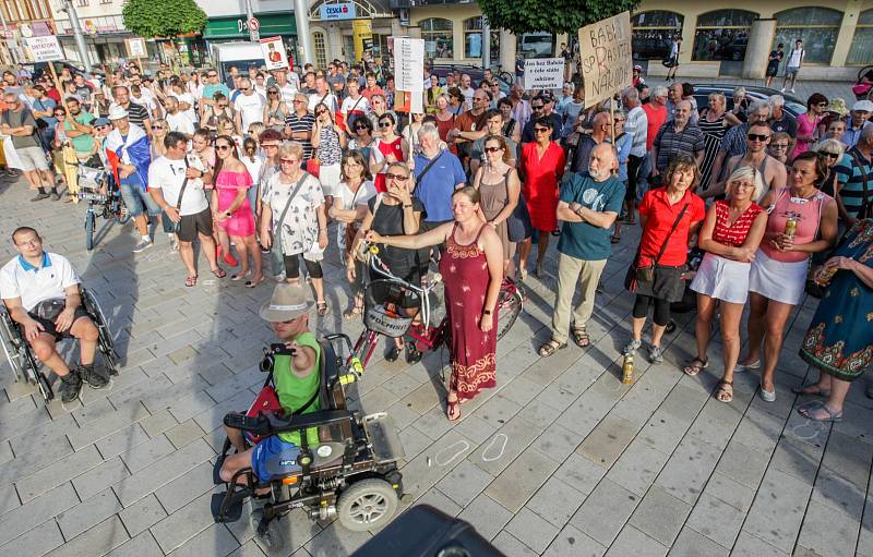 Zhruba šest set lidí se v úterý sešlo u sochy Jana Kašpara v Pardubicích. Opět protestovali proti premiérovi Andreji Babišovi a ministryni spravedlnosti Marii Benešové.