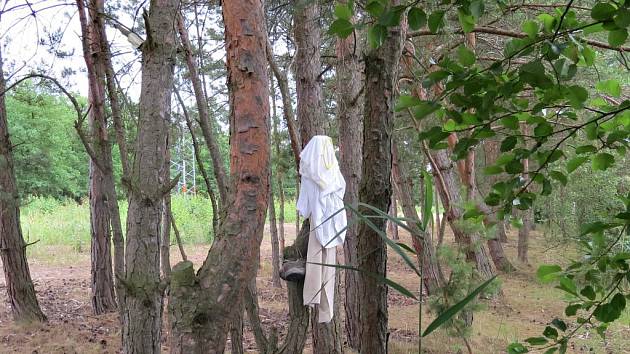 Svršky na stromě u písníku Hrádek jsou záhadou. Policie už kvůli podezření na utonutí hledá v okolí vodní plochy jejich majitele. 
