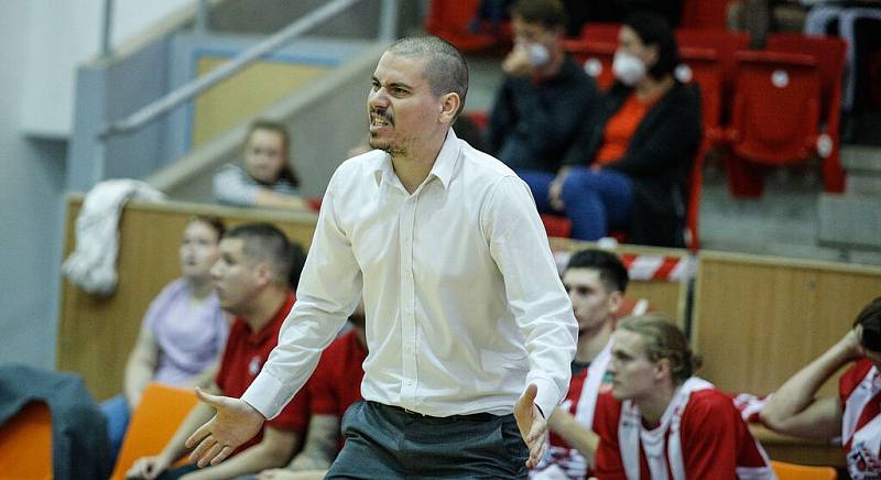 Pardubičtí basketbalisté (v pruhovaném) zdolali ve svém vstupním zápase Děčín.