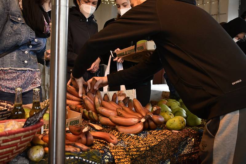 Tropické ovoce z Ugandy mohli lidé během soboty zakoupit na Afrických trzích v pardubických Automatických mlýnech.