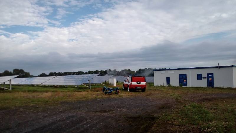 U Kostěnic v pátek ráno došlo k požáru fotovoltaické elektrárny.