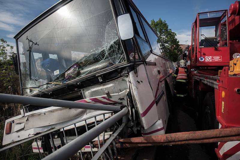 Autobus fotbalistek SK DFO Pardubice zůstal v Komárově viset z mostku. Nikomu se naštěstí nic nestalo.