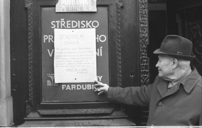 Listopad 89 v Pardubicích, jak jej zachytil Jaroslav Krčál. Výzvy ke generální stávce.