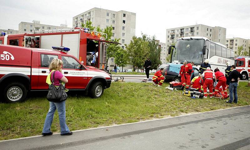 Tragická nehoda v Pardubicích na Hůrkách. Záchranáři bojovali o život posádky osobního vozu i motockylisty, kterého krátce předtím automobil srazil. Řidič osobního vozidla ale střet s autobusem nepřežil. 