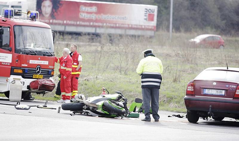 Jednačtyřicetiletý motorkář střet s osobním vozidlem nepřežil.