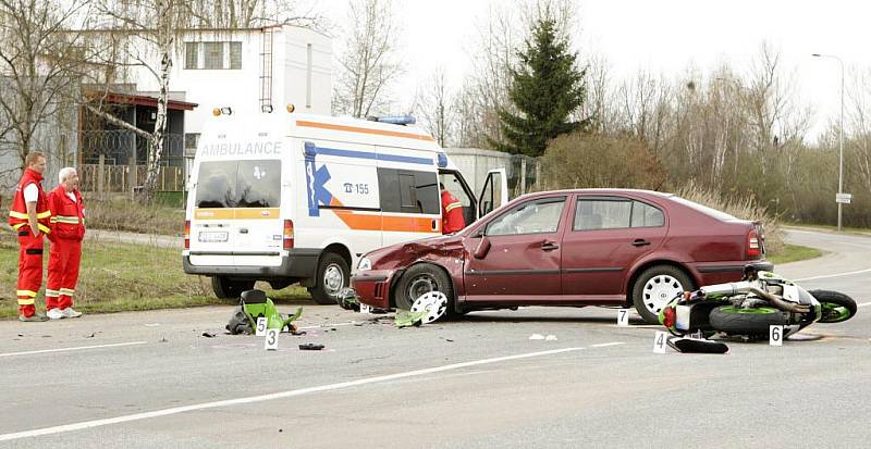 Jednačtyřicetiletý motorkář střet s osobním vozidlem nepřežil.