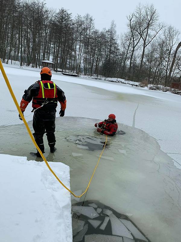 Hasiči a strážníci z Lázní Bohdaneč testovali tloušťku ledu