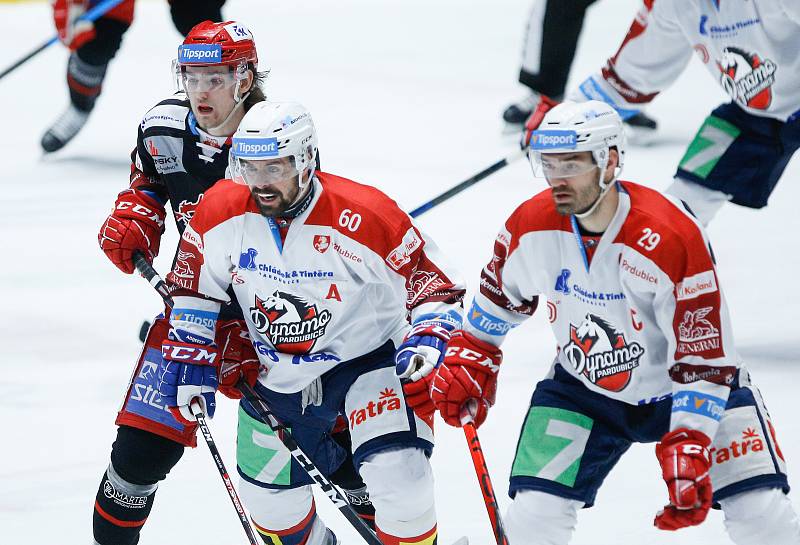 Hokejové utkání Tipsport extraligy v ledním hokeji mezi HC Dynamo Pardubice (v bíločerveném) a HC Oceláři Třinec.