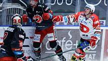 Hokejové utkání Tipsport extraligy v ledním hokeji mezi HC Dynamo Pardubice (v červenobílém) a HC Oceláři Třinec (v černočerveném) v enteria aréně.