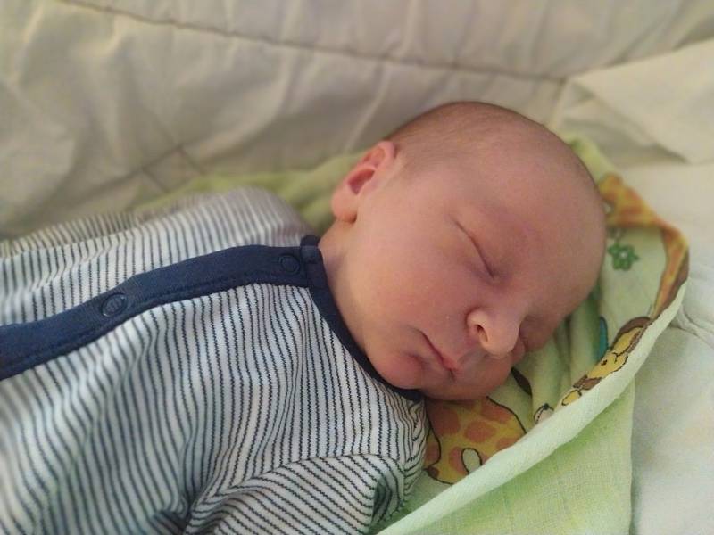 Matěj Košťál se narodil 27. 7. 2022, v 19.24 hodin. Vážil 3600 g, měřil 49 cm. Doma má sestřičku Emču (2,5 roku). Rodiče jsou Zuzana a Nikolas Košťálovi, rodina bydlí v Chotči.