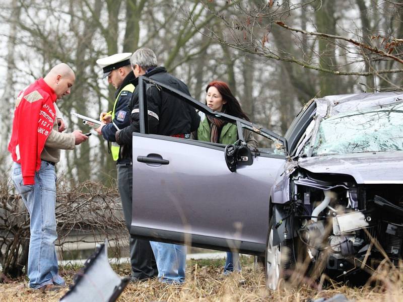 Náraz vymrštil citroen vzduchem přes svodidla