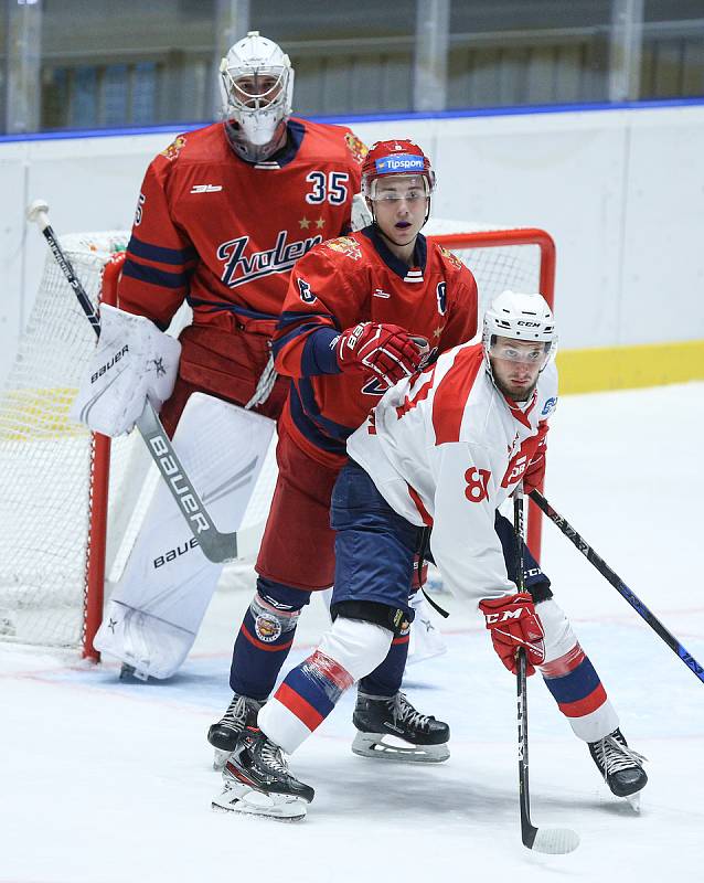 Přípravné hokejové utkání mezi HC Dynamo Pardubice (v bílém) a HKM Zvolen (v červeném) v pardubické ČSOB pojišťovna ARENĚ.