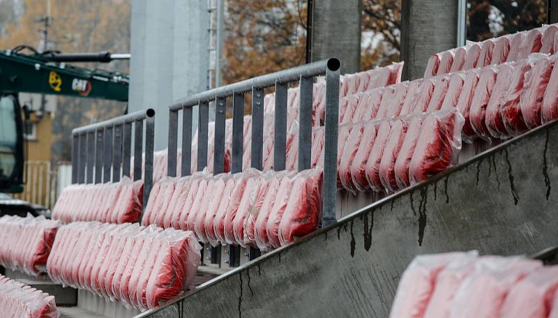 Nový fotbalový stadion prvoligového týmu FK Pardubice v prostorách bývalého Letního stadinu v Pardubicích  je téměř hotov.